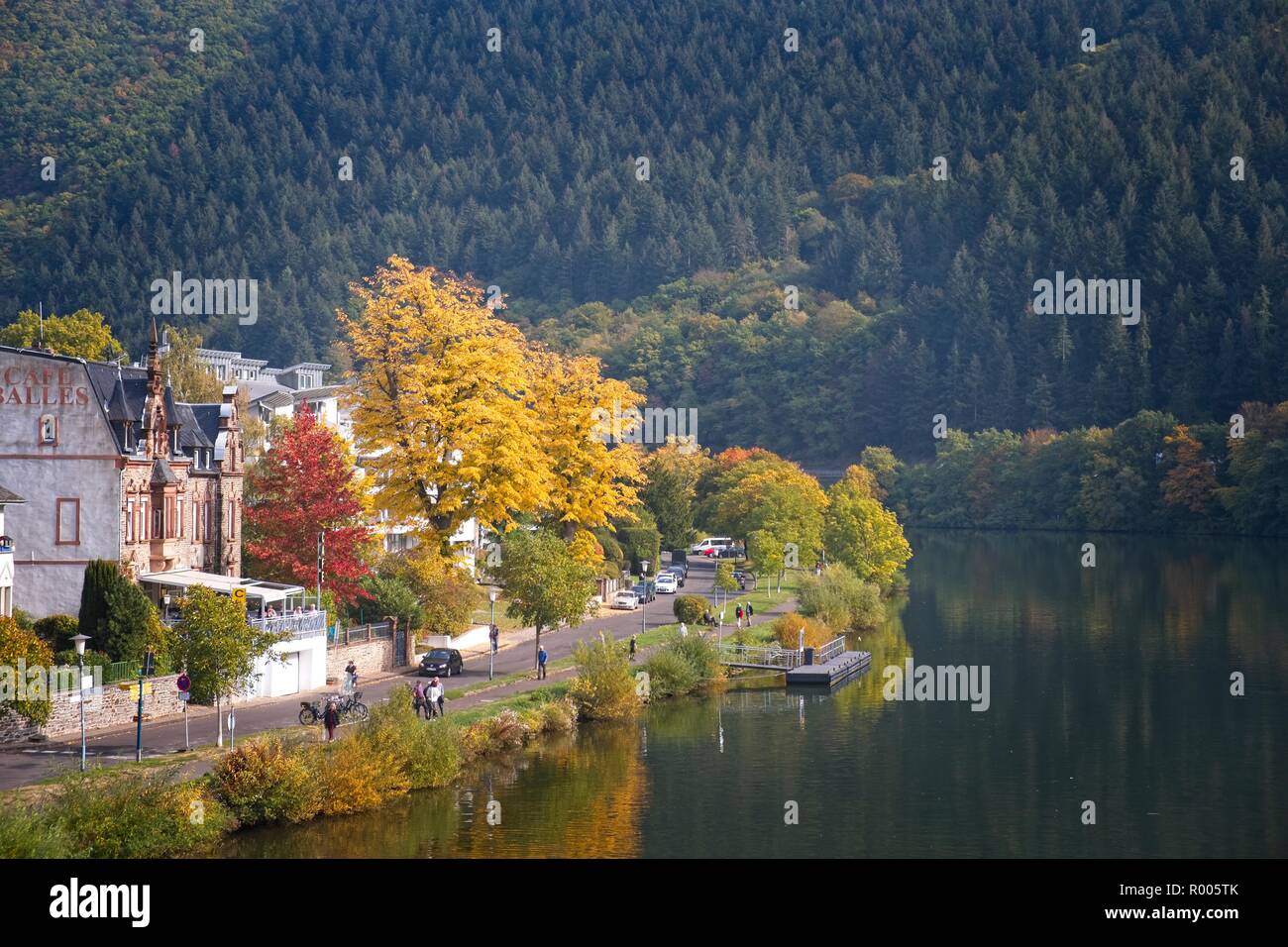 TRABEN-TRARBACH WATERFRONT IN AUTUMN THE RIVER MOSEL VALLEY GERMANY Stock Photo