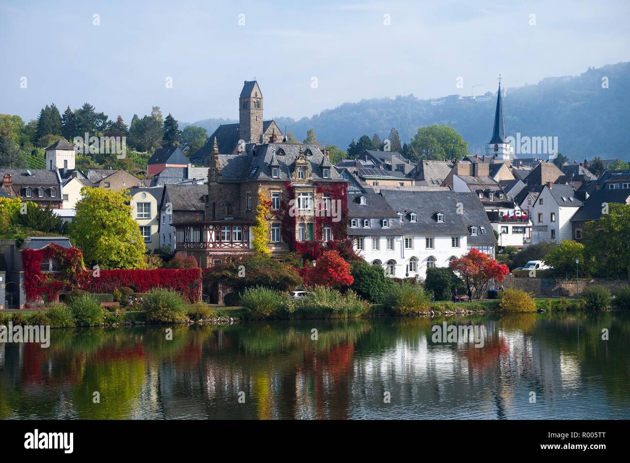 TRABEN RIVER FRONT WITH CHURCH OF ST PETER AND ST PAUL LEFT OF CENTRE FROM TRABECH ACROSS THE RIVER MOSEL VALLEY GERMANY Stock Photo