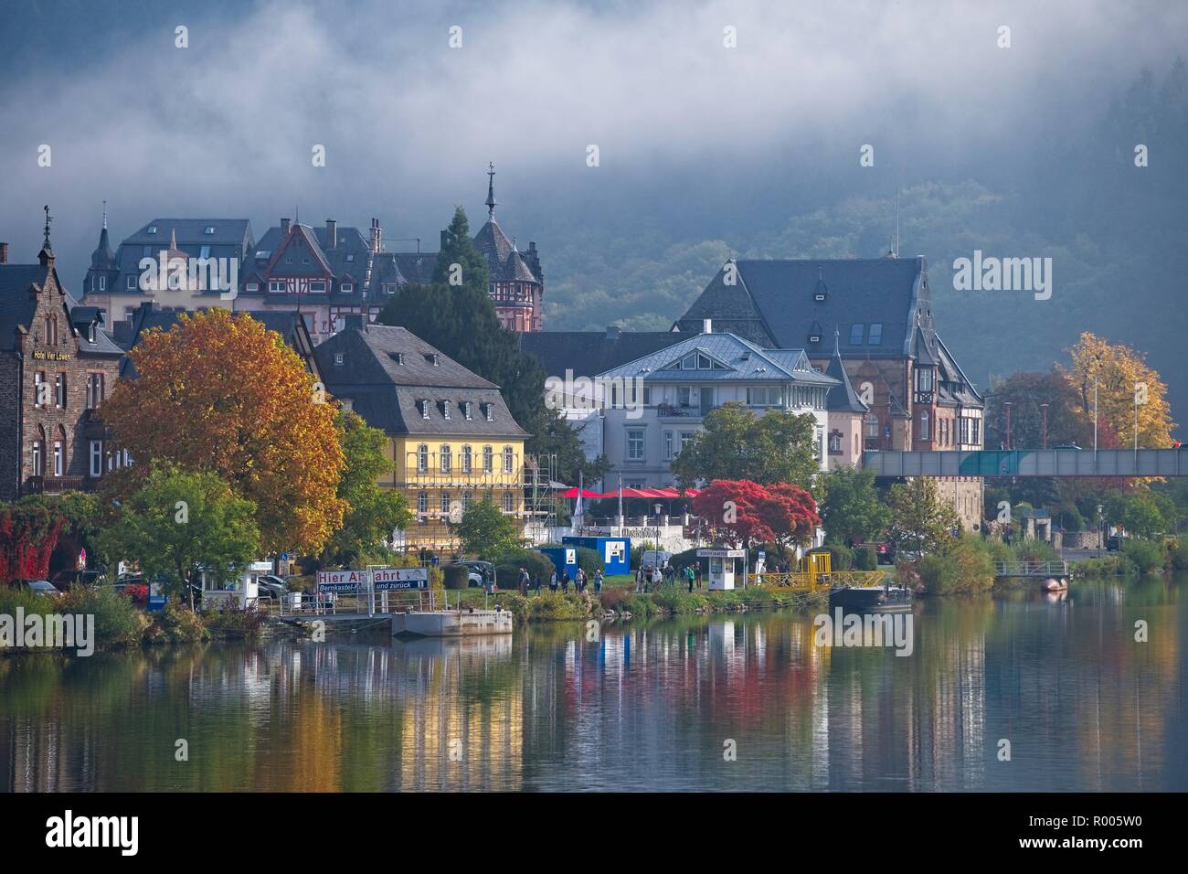 TRABEN RIVER LANDING STAGE AND BRIDGE FROM TRABECH ACROSS THE RIVER MOSEL VALLEY GERMANY Stock Photo