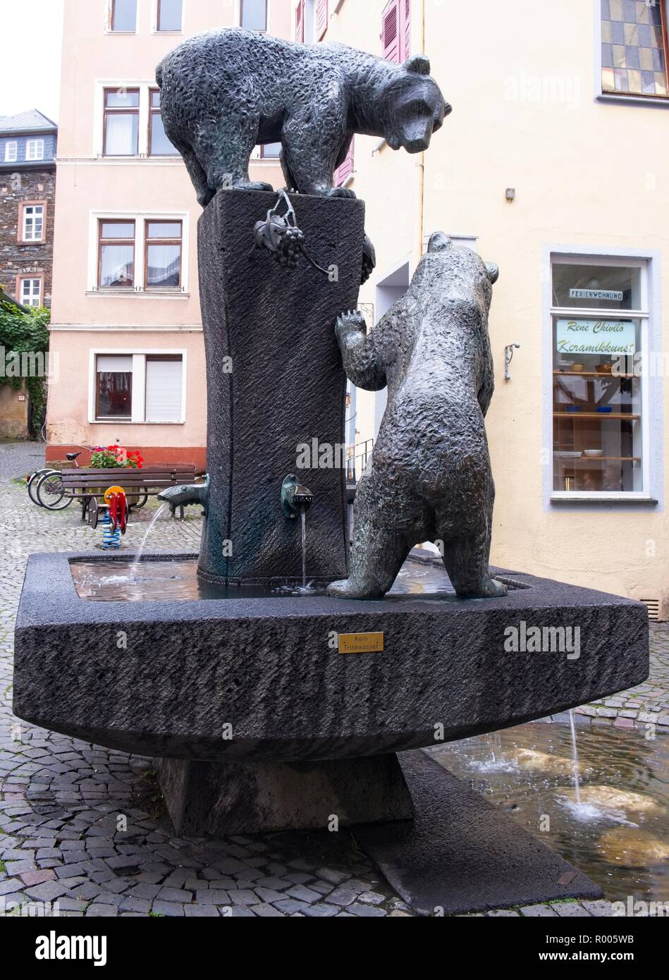 BERNKASTEL-KUES TWO BEARS AT A FOUNTAIN MOSEL VALLEY GERMANY Stock Photo