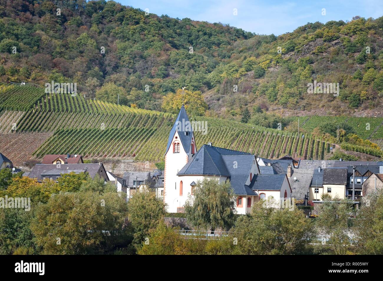 MOSELKERN CHURCH VINEYARDS AND WOODLAND THE RIVER MOSEL VALLEY GERMANY Stock Photo