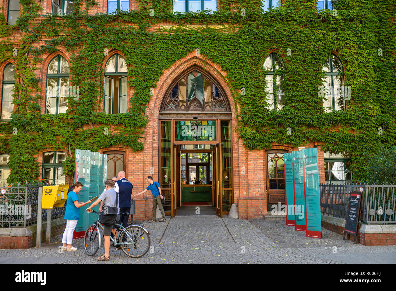 Alexianer Saint HedwigKrankenhaus, big Hamburg street,