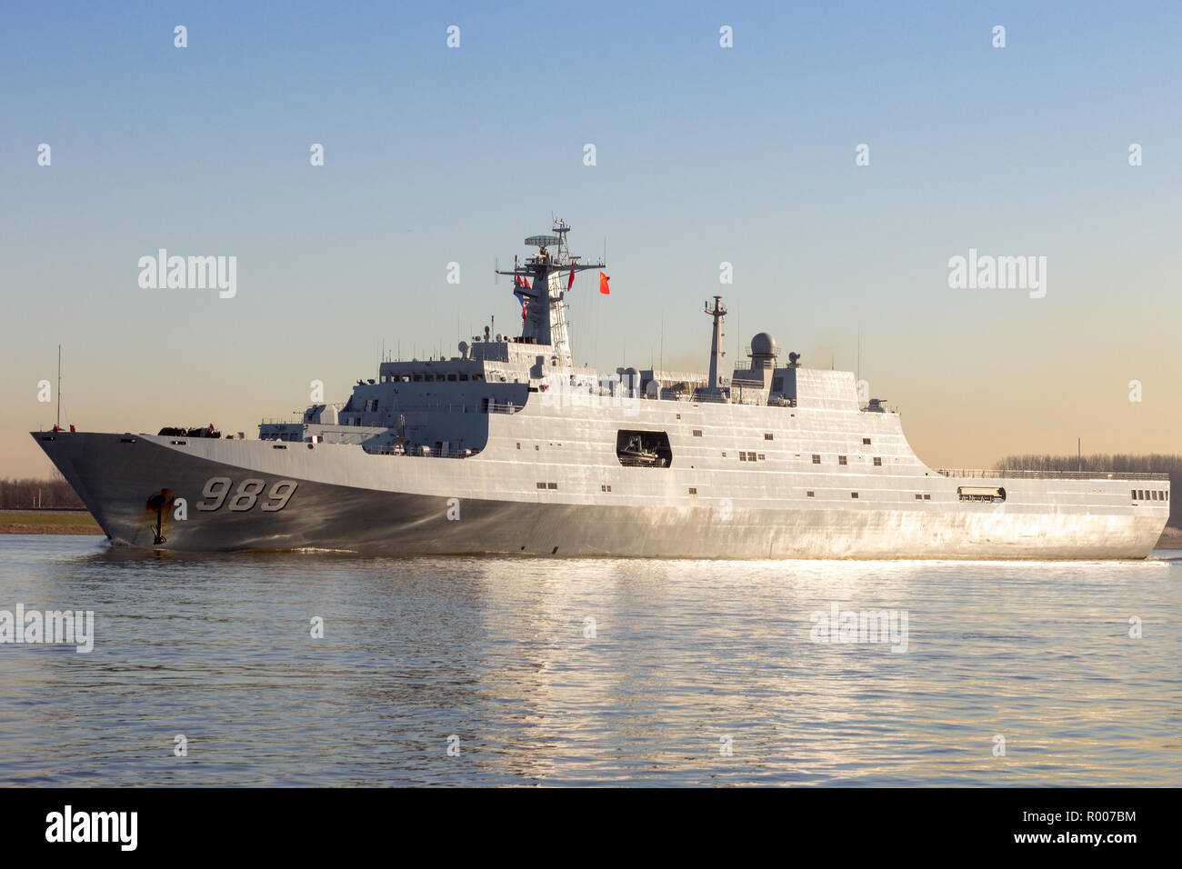 ROTTERDAM - JAN 30, 2015:  Chinese People's Liberation Army Navy (PLAN) amphibious transport ship 989 Changbai Shan (NATO name: Yuzhao) leaving the Po Stock Photo