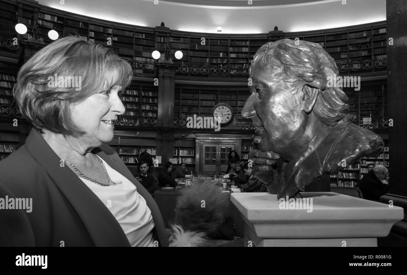 **IMAGE CONVERTED TO B&amp;W FROM COLOUR** Lady Dodd unveils a bust of her late husband Sir Ken Dodd at the comedian&Otilde;s &Ocirc;favourite&Otilde; spot the Picton Reading Room, Liverpool Central Library. Stock Photo