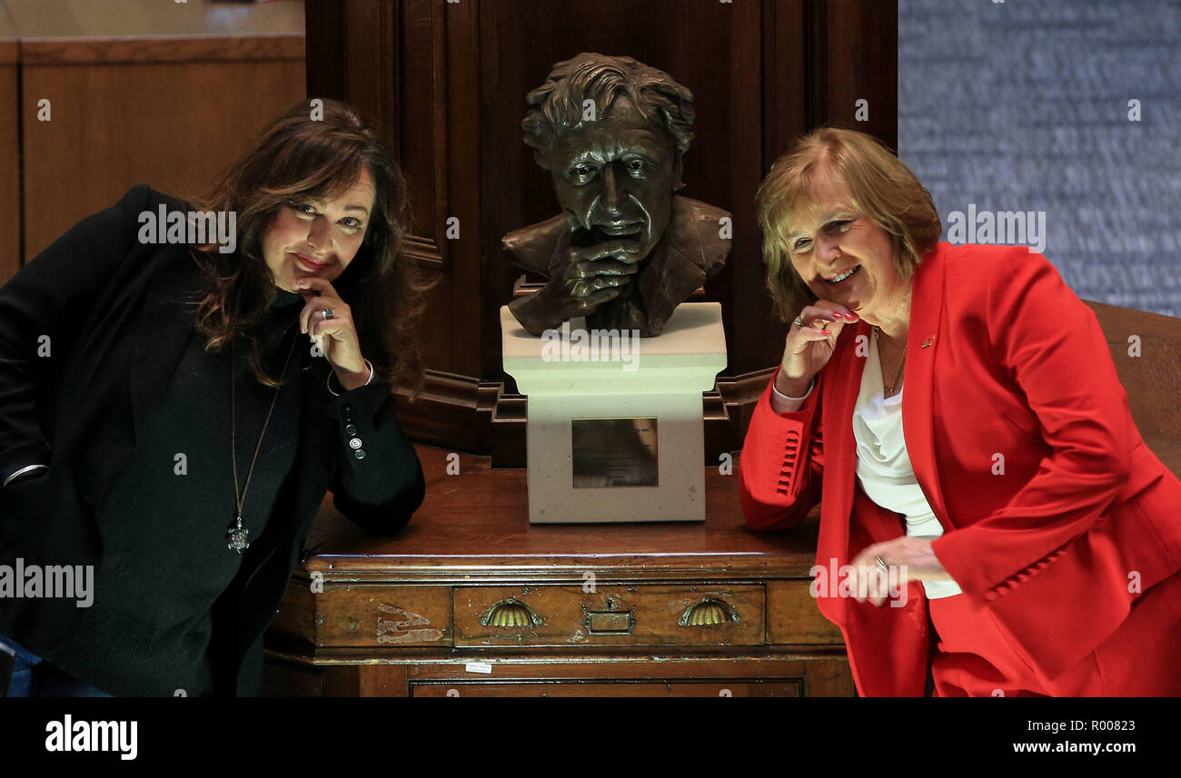 Sculptor Jane Robbins with Lady Dodd at the unveiling of a bust of the late Sir Ken Dodd at the comedian&Otilde;s favourite spot, the Picton Reading Room, Liverpool Central Library. Stock Photo