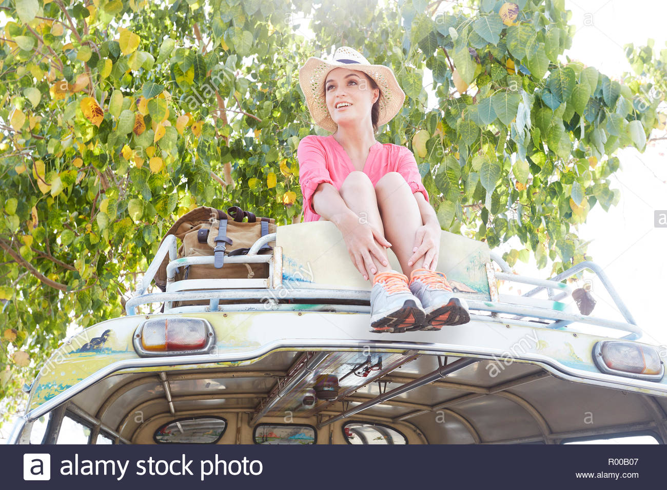 Люди на крыше автобуса