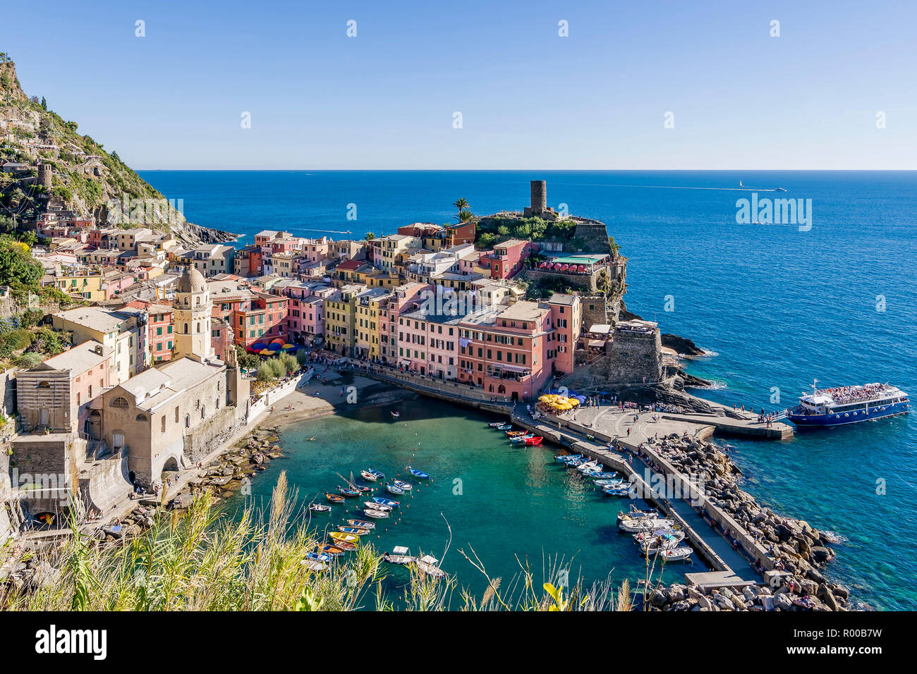 Aerial view of the colorful historic center of Vernazza, Cinque Terre ...