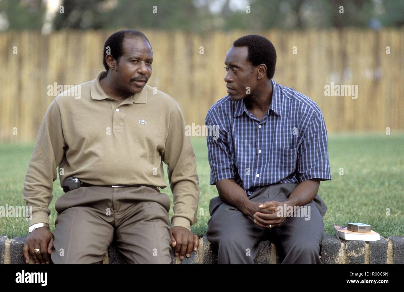 Hotel Rwanda Year : 2004 UK / USA / South Africa Director : Terry George Paul Rusesabagina , Don Cheadle On the set Stock Photo