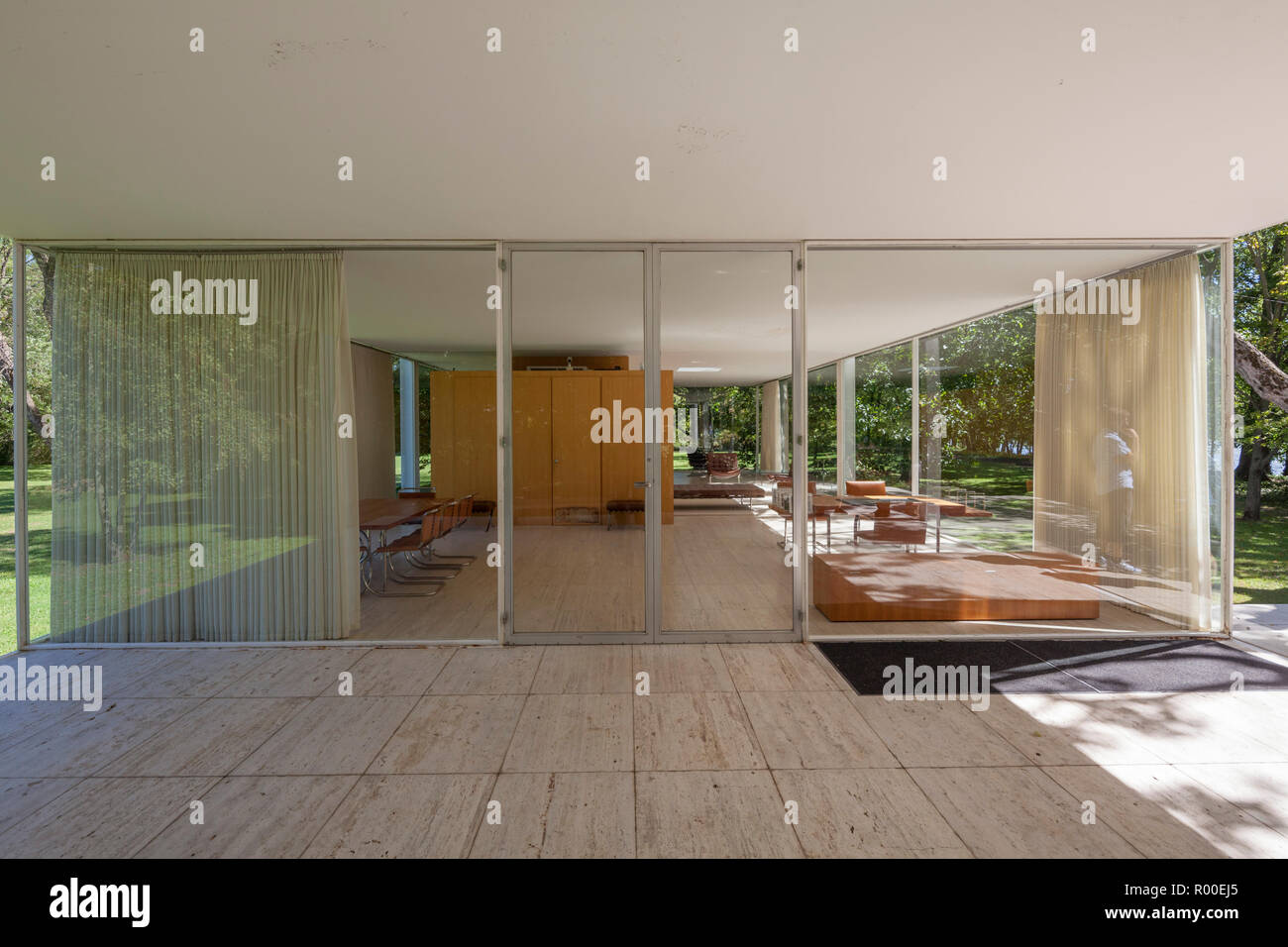 View Towards Interior Of Farnsworth House By Architect Ludwig Mies Van Der Rohe 1951 Plano Illinois Usa Stock Photo Alamy