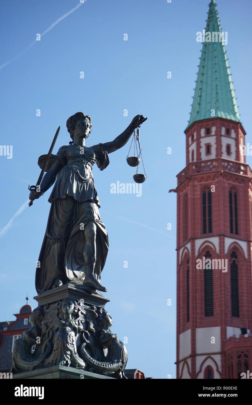 Göttin Justitia, vor dem Turm der Alten Nikolaikirche, Gerechtigkeitsbrunnen, Römerberg, Frankfurt am Main, Deutschland Stock Photo