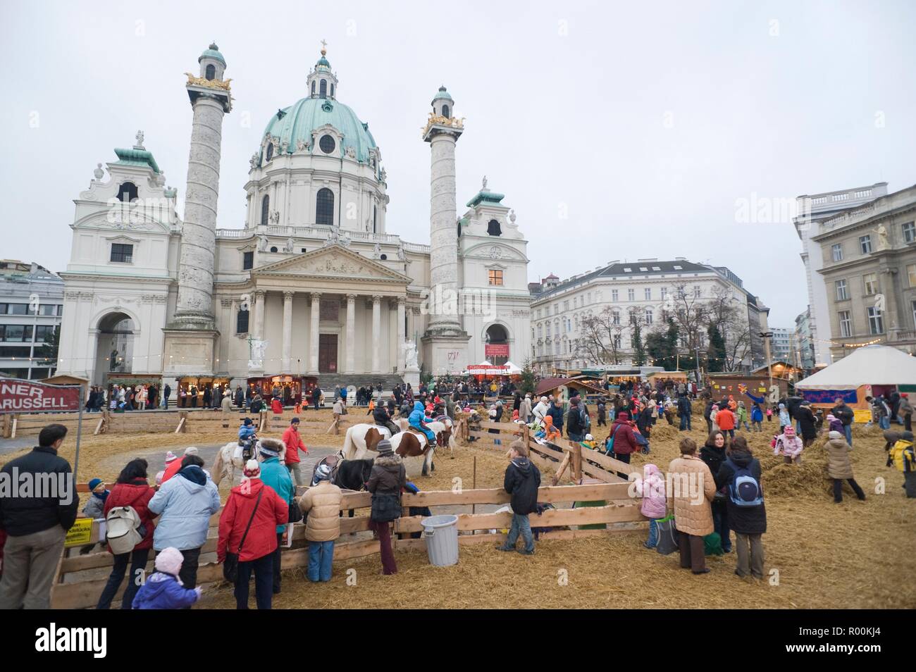 Wien, Weihnachtsmarkt Karlsplatz - Vienna, Christmas Market in Front of St  Charles Church Stock Photo - Alamy