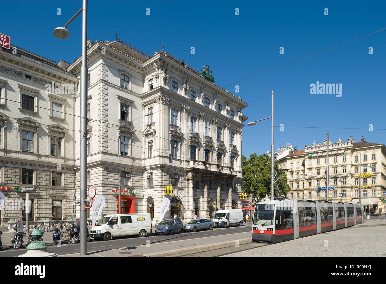wien-schwarzenbergplatz-palais-wertheim-und-stra-enbahn-der-linie-d