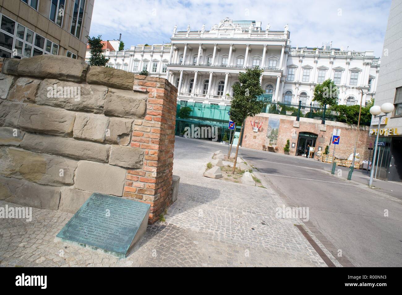 Wien, Reste der Stadtmauer vor dem Hotel Palais Coburg Stock Photo