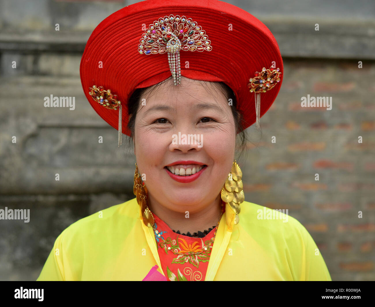 Traditional vietnamese costume hi-res stock photography and images - Alamy