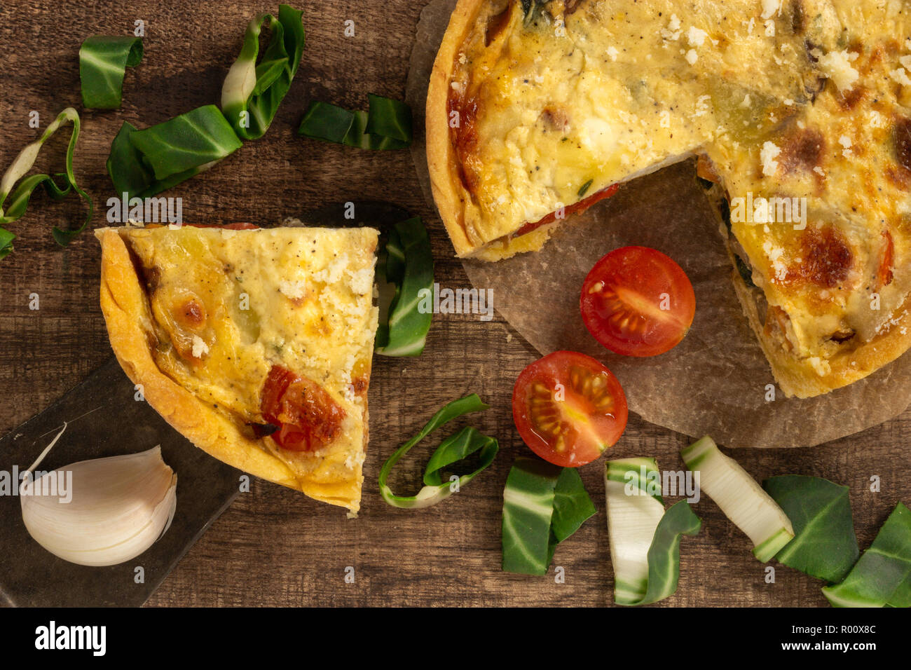 Frische Quiche mit Mangold Stock Photo