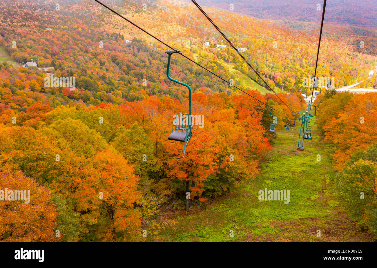 MAD RIVER GLEN SKI AREA, FAYSTON, VERMONT, USA - Fall foliage and single chair lift. Stock Photo