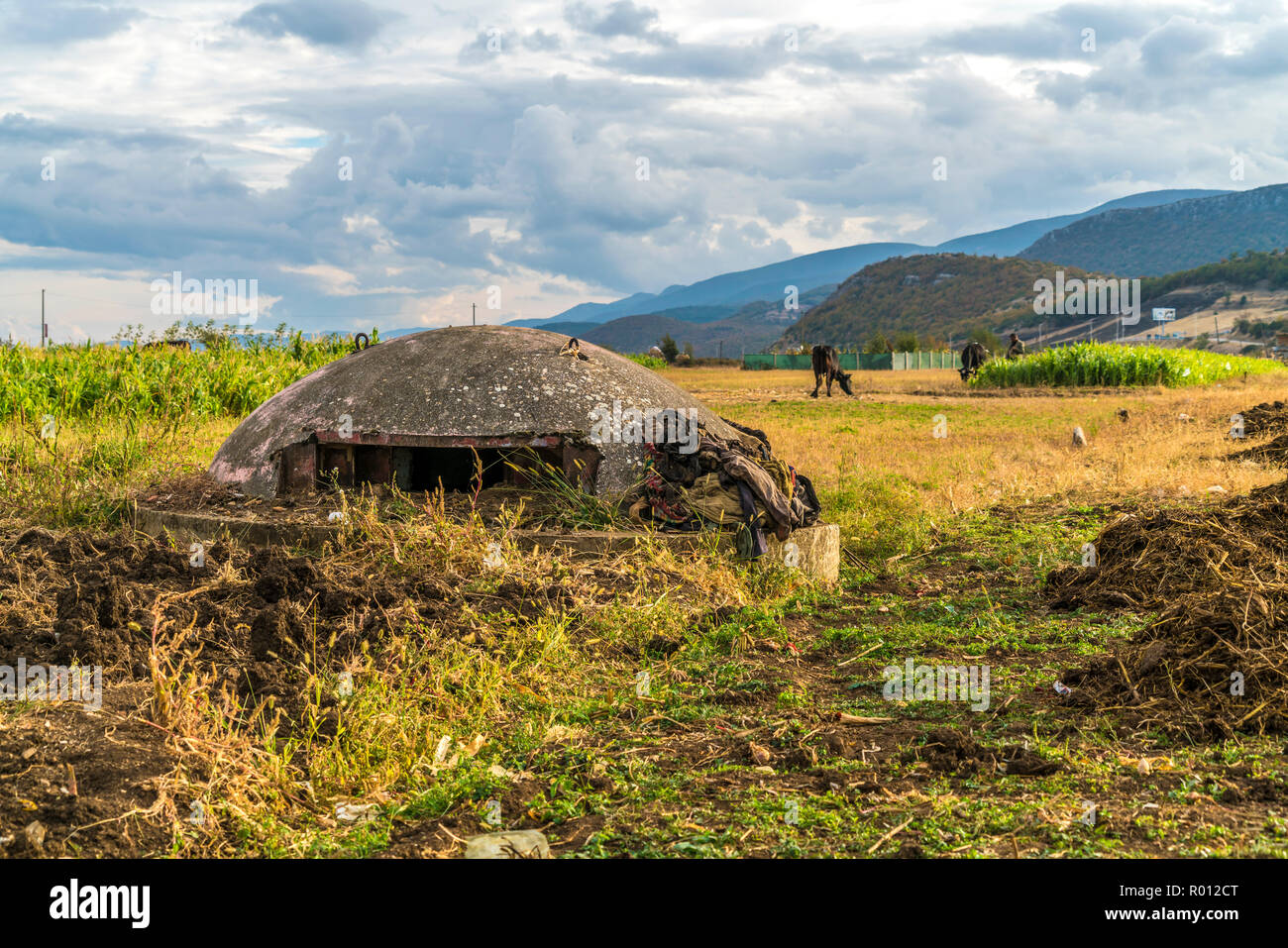 verlassener Bunker aus kommunistischer Zeit bei der Ortschaft Lin, Albanien, Europa | abandoned concrete bunker near  Lin village, Albania, Europe Stock Photo