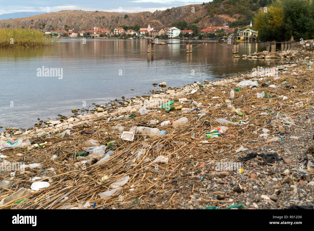 Plastikmüll am Ufer bei der Ortschaft Lin am Ohridsee,  Albanien, Europa |  plastic garbage on the shore of Lake Ohrid near Lin village, Albania, Euro Stock Photo