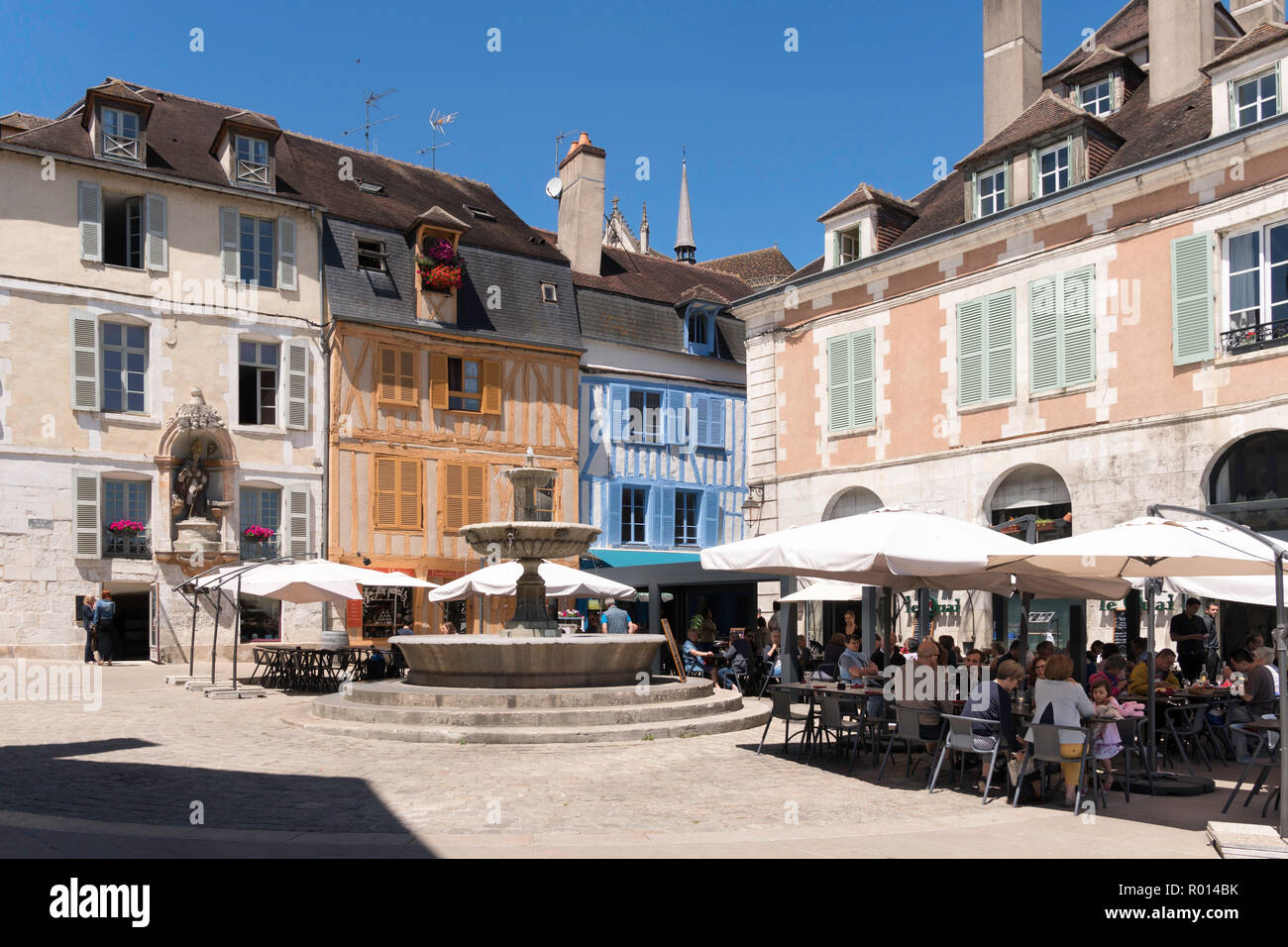 People eating outside at a restaurant in La Place Saint Nicolas, Auxerre, Burgundy, France, Europe Stock Photo