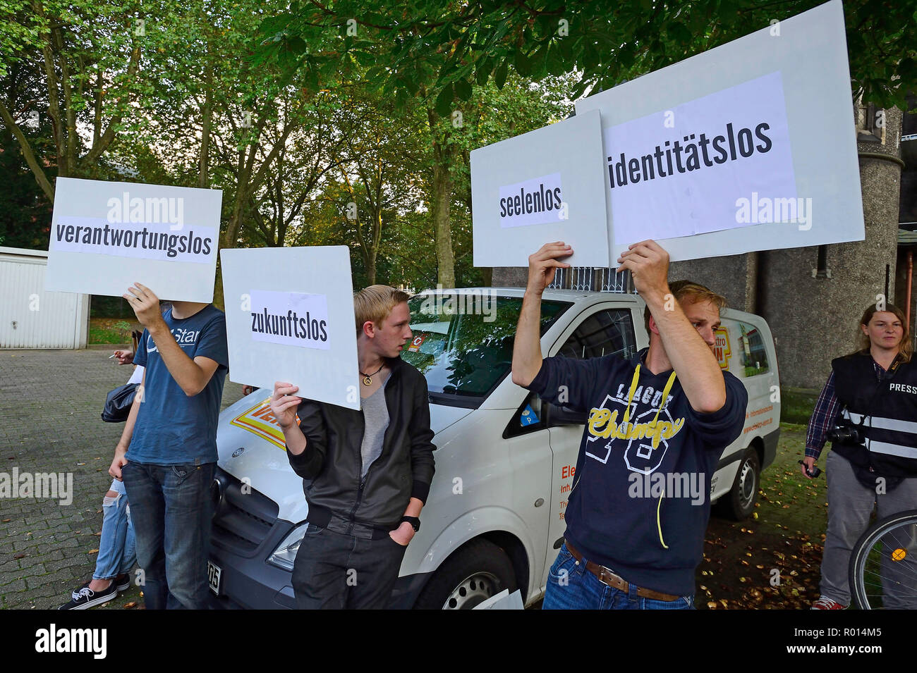 Germany, North Rhine-Westphalia - information event on refugees, including protesting supporters of the Identity Movement Stock Photo
