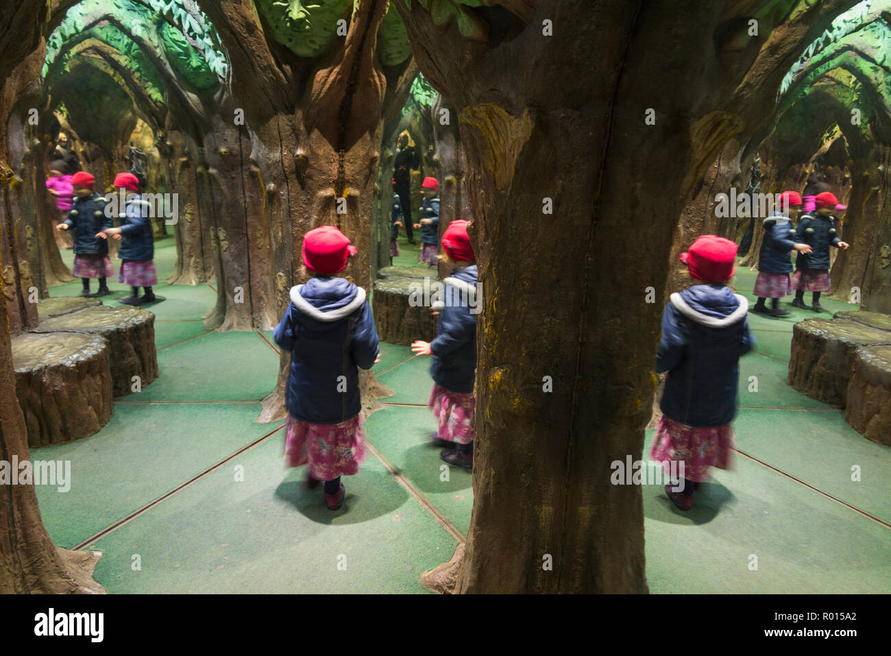 King Arthur's Mirror Maze with exploring children / kids / kids at