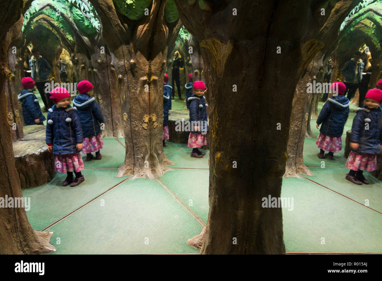 King Arthur's Mirror Maze with exploring children / kids / kids at