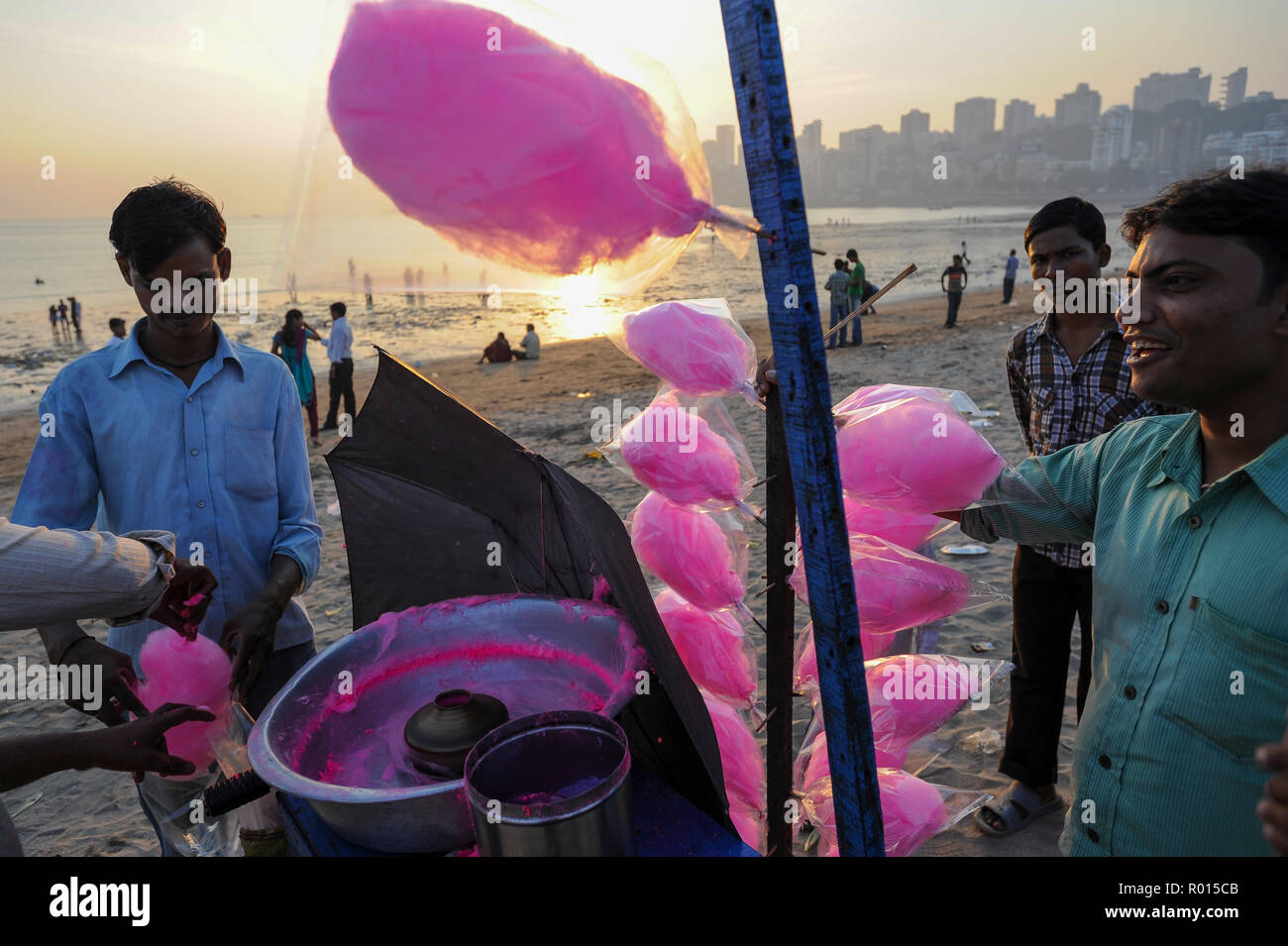 Mumbai, India, cotton candy on Chowpatty Beach Stock Photo Alamy