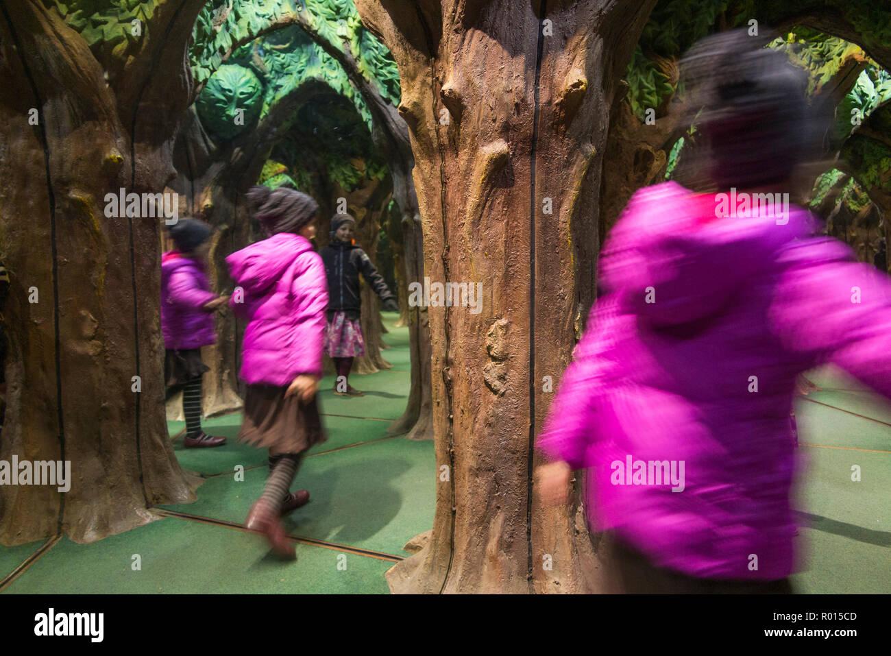 King Arthur's Mirror Maze with exploring children / kids / kids at