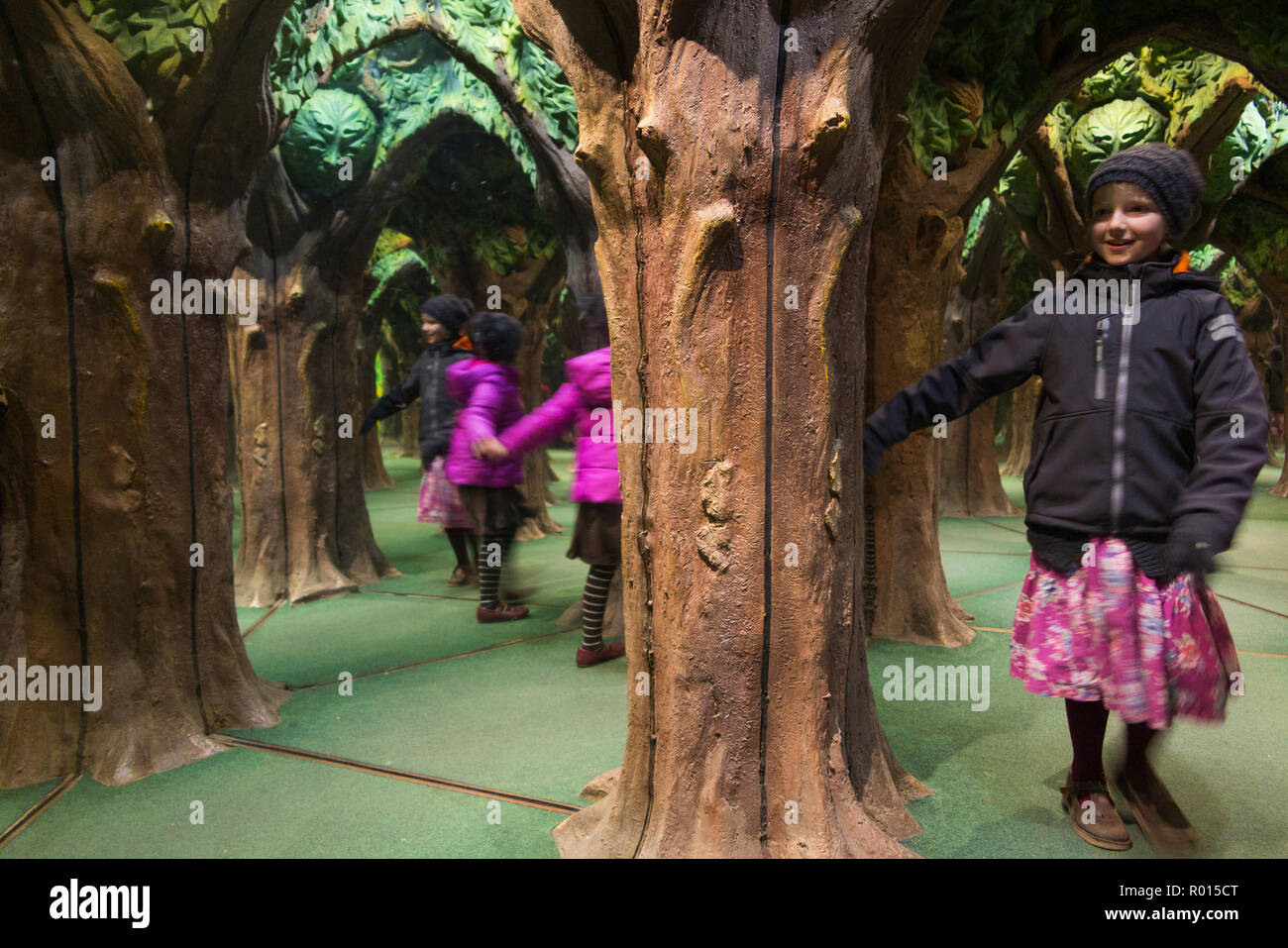 King Arthur's Mirror Maze with exploring children / kids / kids at