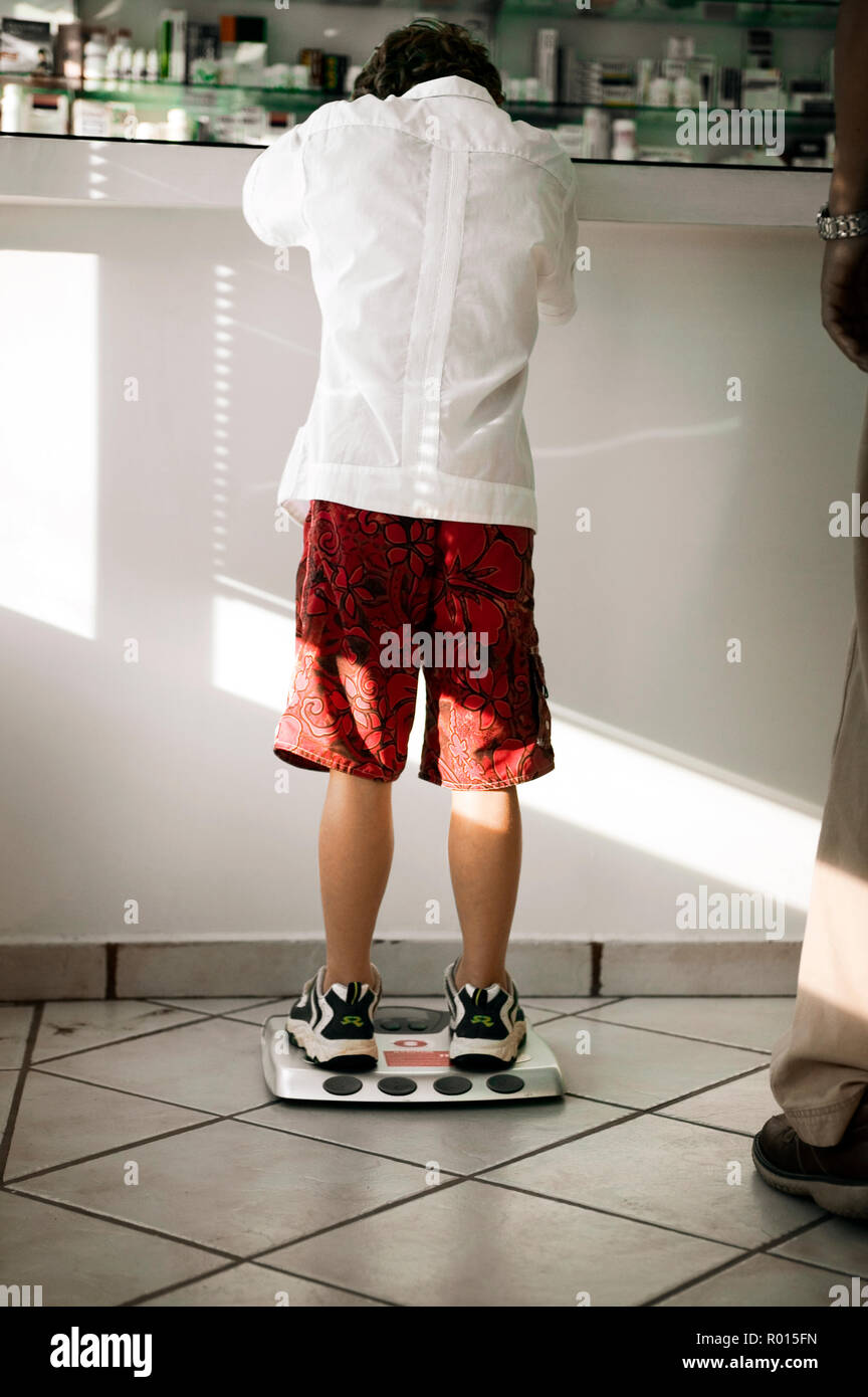 Mens pants too small hi-res stock photography and images - Alamy