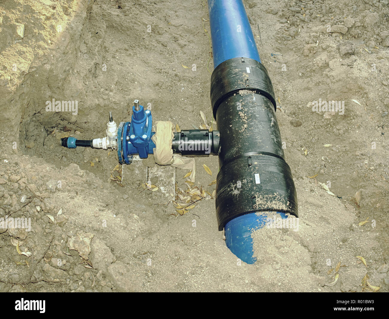 HDPE pipe thread tap to thread the distribution pipe with ball valve at