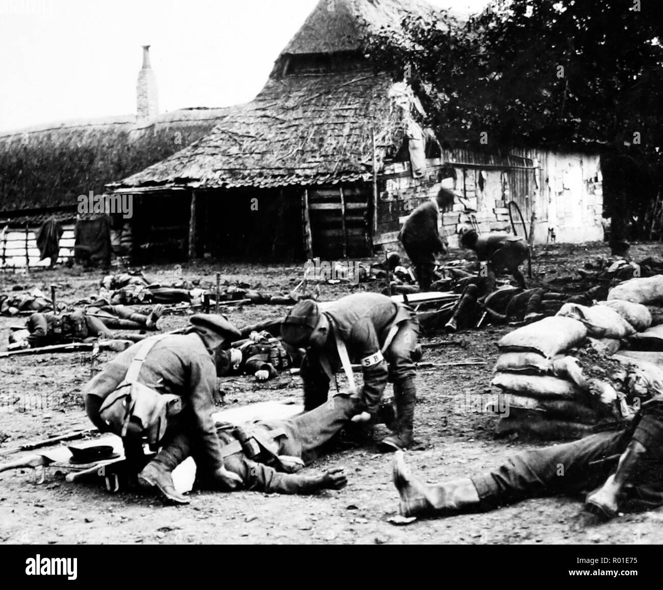 Stretcher bearers tending wounded soldiers during the First World War Stock Photo