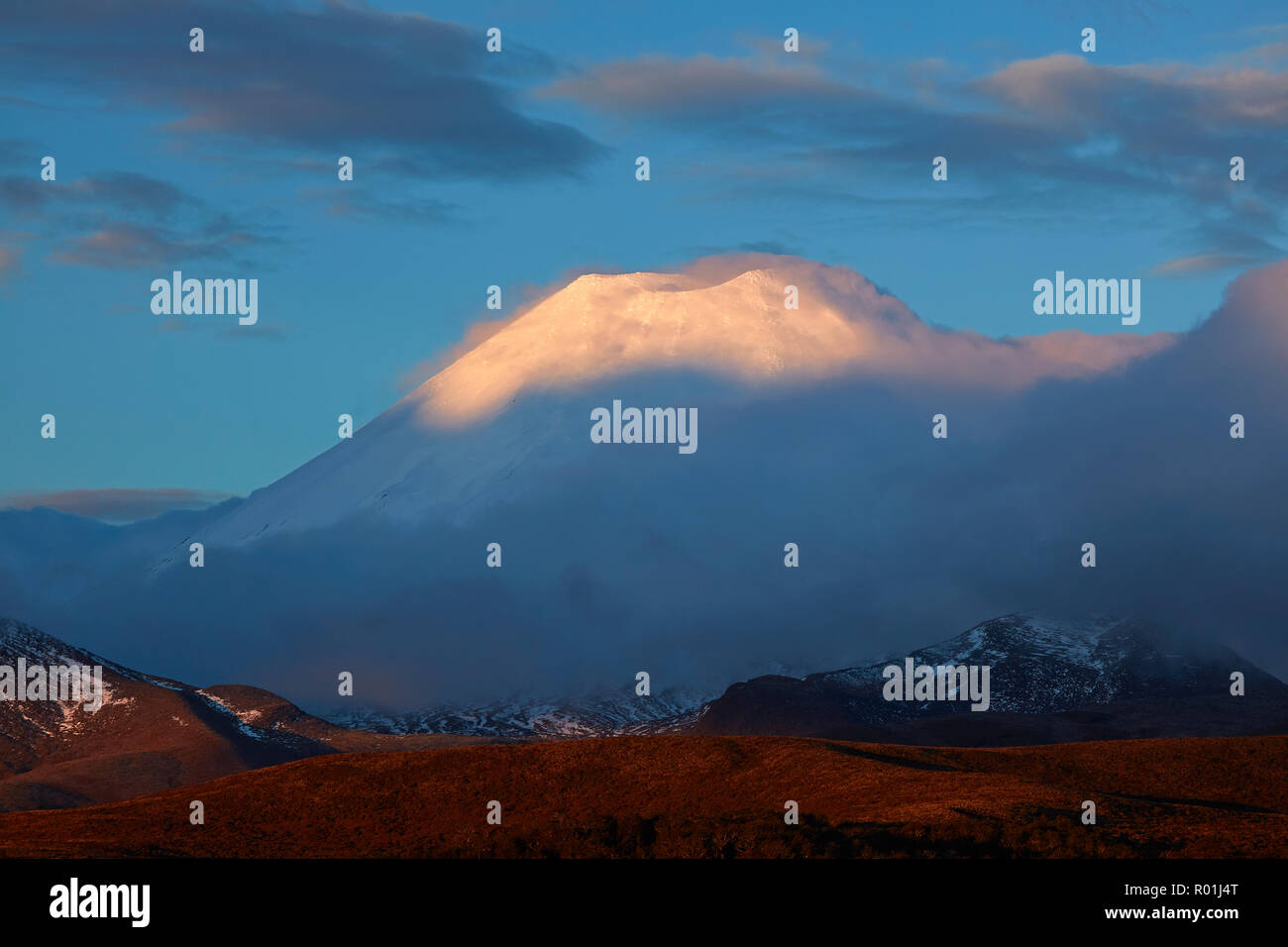 Sunset on Mt Ngauruhoe, Tongariro National Park, Central Plateau, North ...