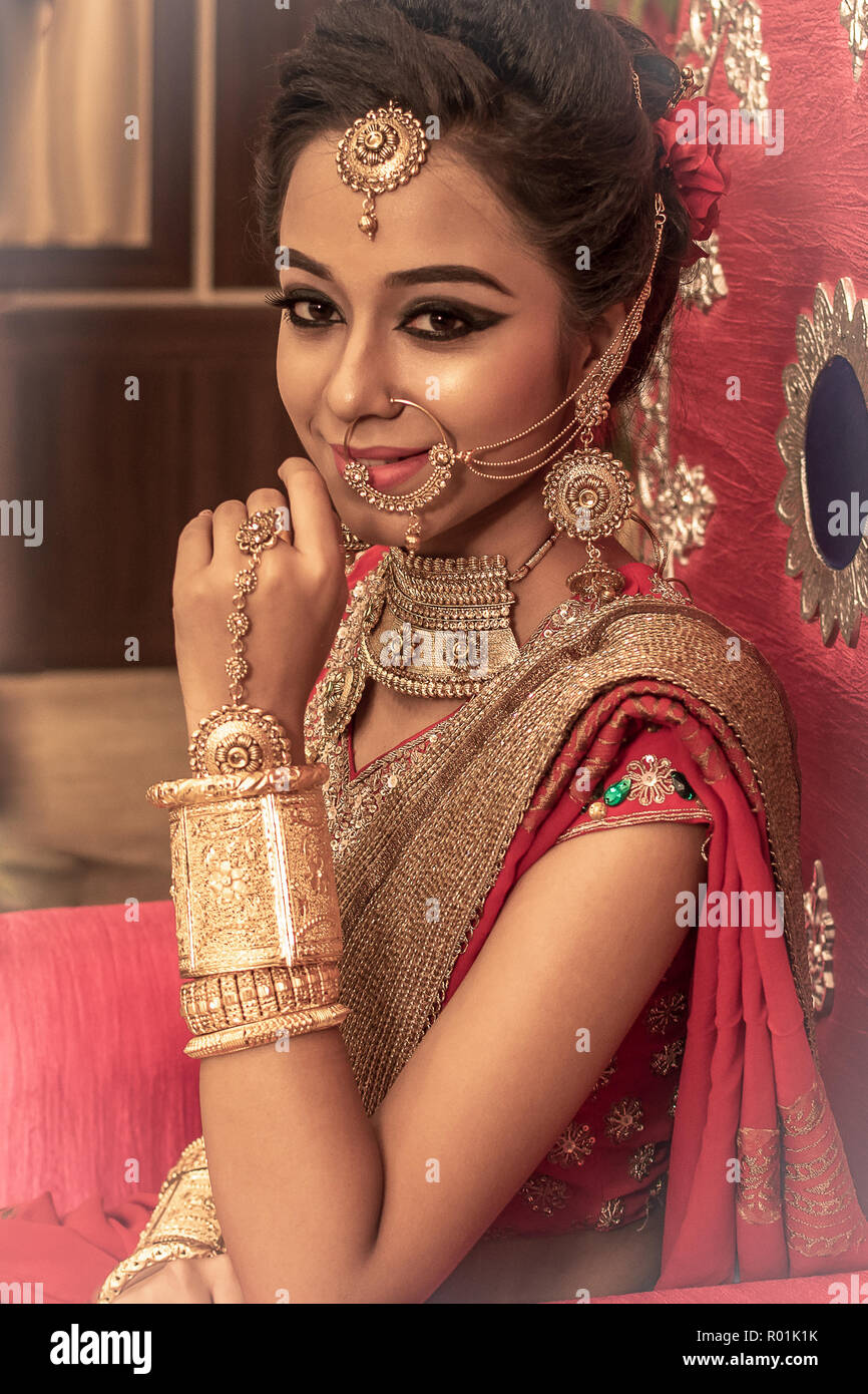 Best Indian Wedding Mehndi Ceremony Poses every Bride-to-be should Bookmark  - Fine Art  Productionhttps://static.wixstatic.com/media/cc1936_4e6682aab57e4571bc27939344e20b51~mv2.jpg/v1/fill/w_1000,h_667,al_c,q_85,usm_0.66_1.00_0.01  ...