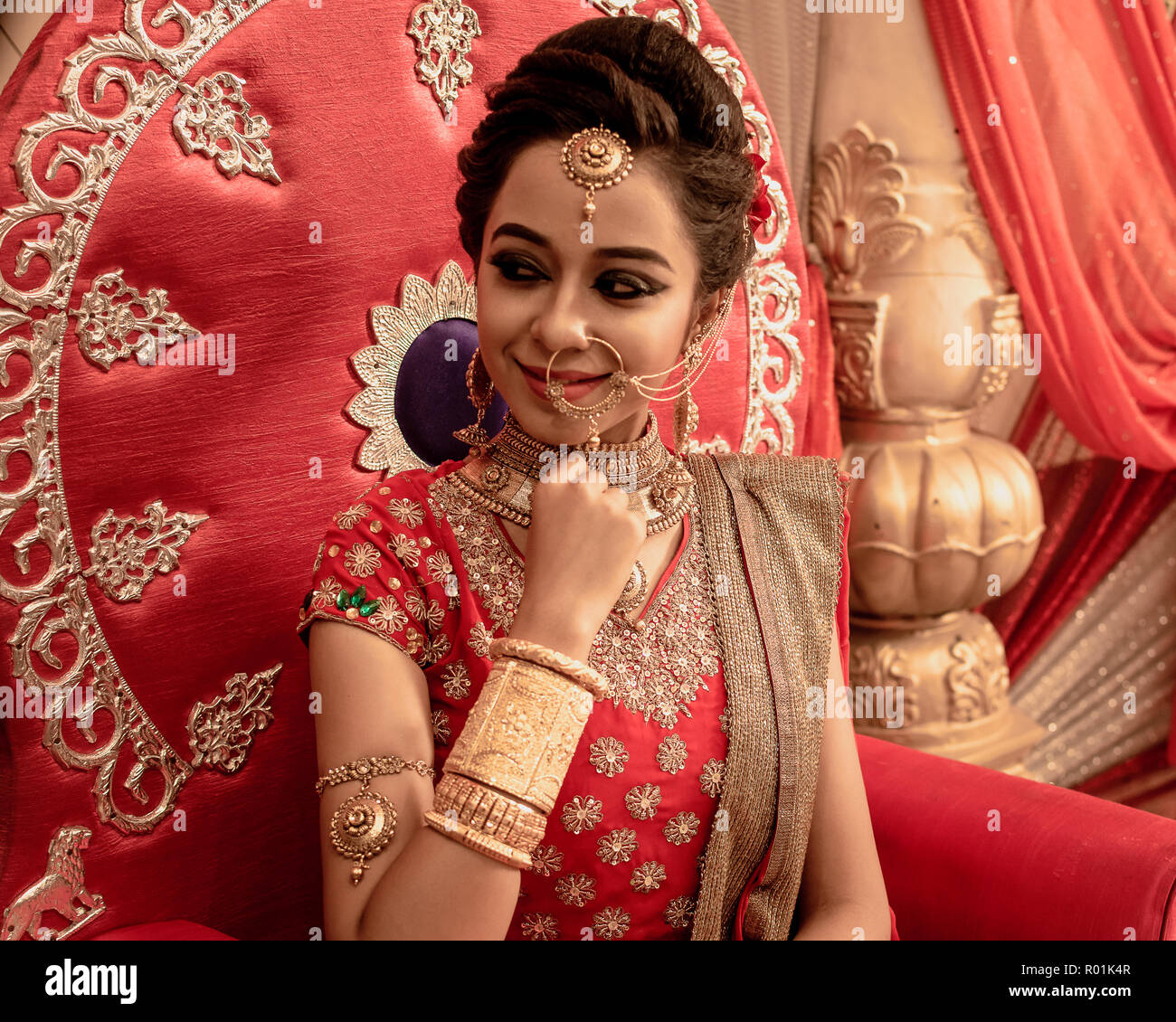 40+ SOLO Bridal Photoshoot Poses with PICS+ Tips to Ace the Perfect  'Dulhan' Pose!