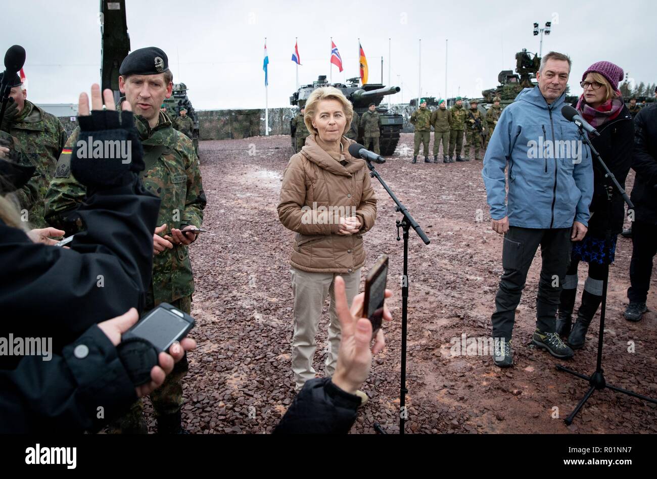 Rena, Norway. 31st Oct, 2018. Federal Defence Minister Ursula von der Leyen (CDU) and her Norwegian counterpart Frank Bakke-Jensen address the media representatives in front of German soldiers during the Nato manoeuvre Trident Juncture. The largest exercise since the end of the Cold War was attended by around 50,000 soldiers from the 29 Nato states, Finland and Sweden. Credit: Kay Nietfeld/dpa/Alamy Live News Stock Photo