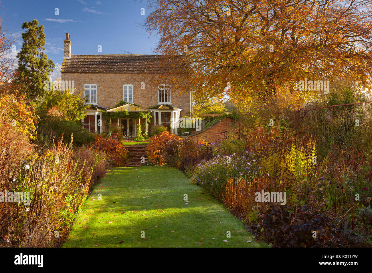 Harpswell. Lincolnshire, UK. 31st October, 2018. UK Weather: A bright start to the day after an overnight frost at Hall Farm, Harpswell. Lincolnshire, UK. 31st October 2018. Credit: LEE BEEL/Alamy Live News Stock Photo