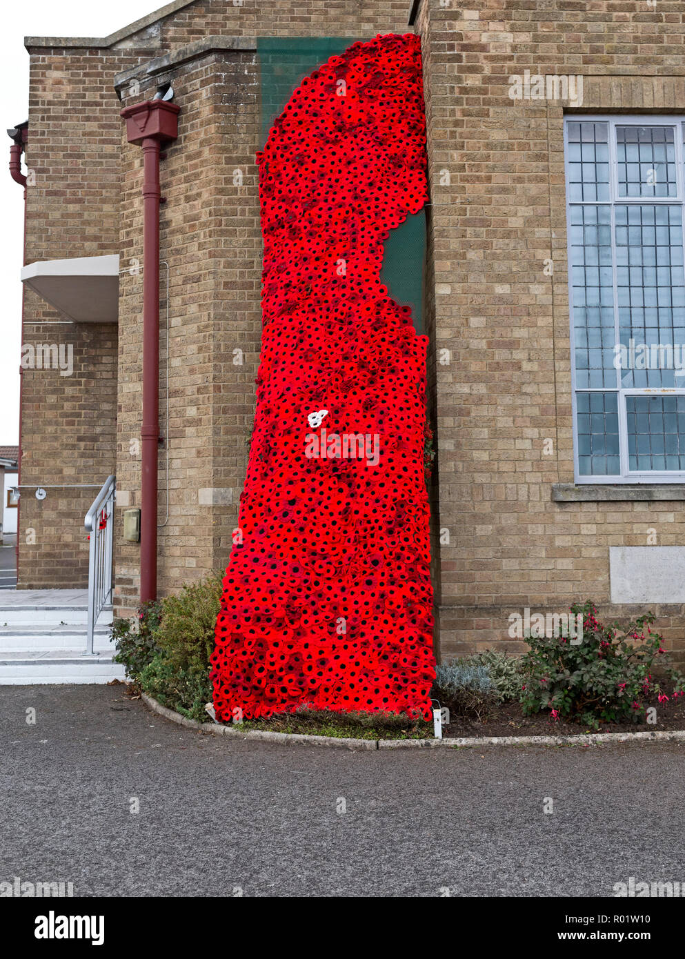 Weston-super-Mare, UK. 31st October, 2018. A cascade of knitted poppies outside Milton Methodist Church marks the centenary of the end of World War I. There are approximately 2,500 poppies which were knitted by members of the congregation and their families and friends. Keith Ramsey/Alamy Live News Stock Photo