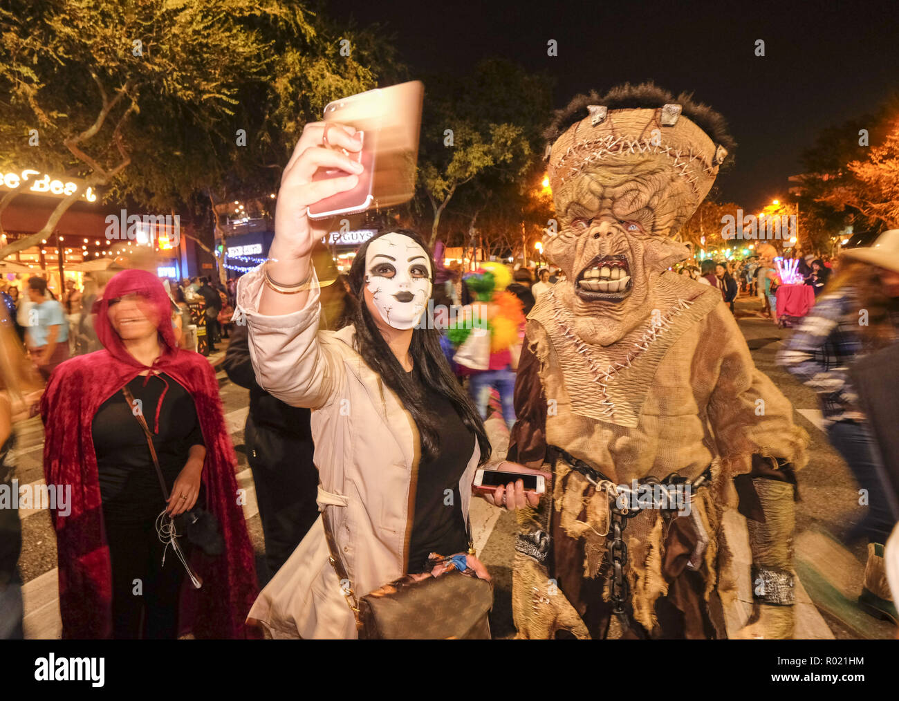 Los Angeles, California, USA. 31st Oct, 2018. Parade goers attend at
