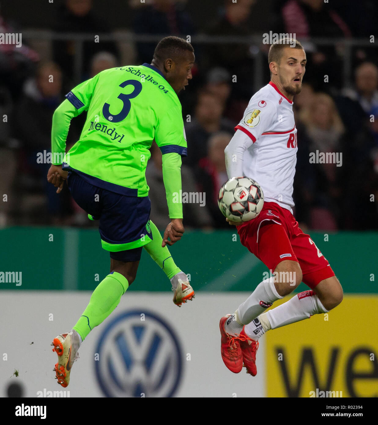 Cologne, Germany October 31 2018, DFB Pokal, FC Koeln - FC Schalke 04: Hamza Mendyl (S04), Dominick Drexler (Koeln) in competition.                 Credit: Juergen Schwarz/Alamy Live News    DFB REGULATIONS PROHIBIT ANY USE OF PHOTOGRAPHS AS IMAGE SEQUENCES AND/OR QUASI-VIDEO Credit: Juergen Schwarz/Alamy Live News Stock Photo