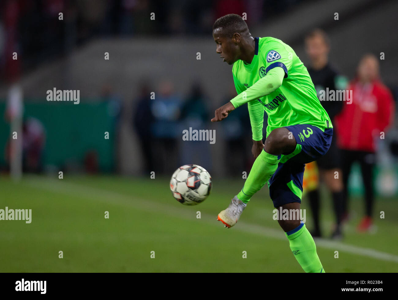 Cologne, Germany October 31 2018, DFB Pokal, FC Koeln - FC Schalke 04: Hamza Mendyl (S04) in action.                 Credit: Juergen Schwarz/Alamy Live News    DFB REGULATIONS PROHIBIT ANY USE OF PHOTOGRAPHS AS IMAGE SEQUENCES AND/OR QUASI-VIDEO Credit: Juergen Schwarz/Alamy Live News Stock Photo