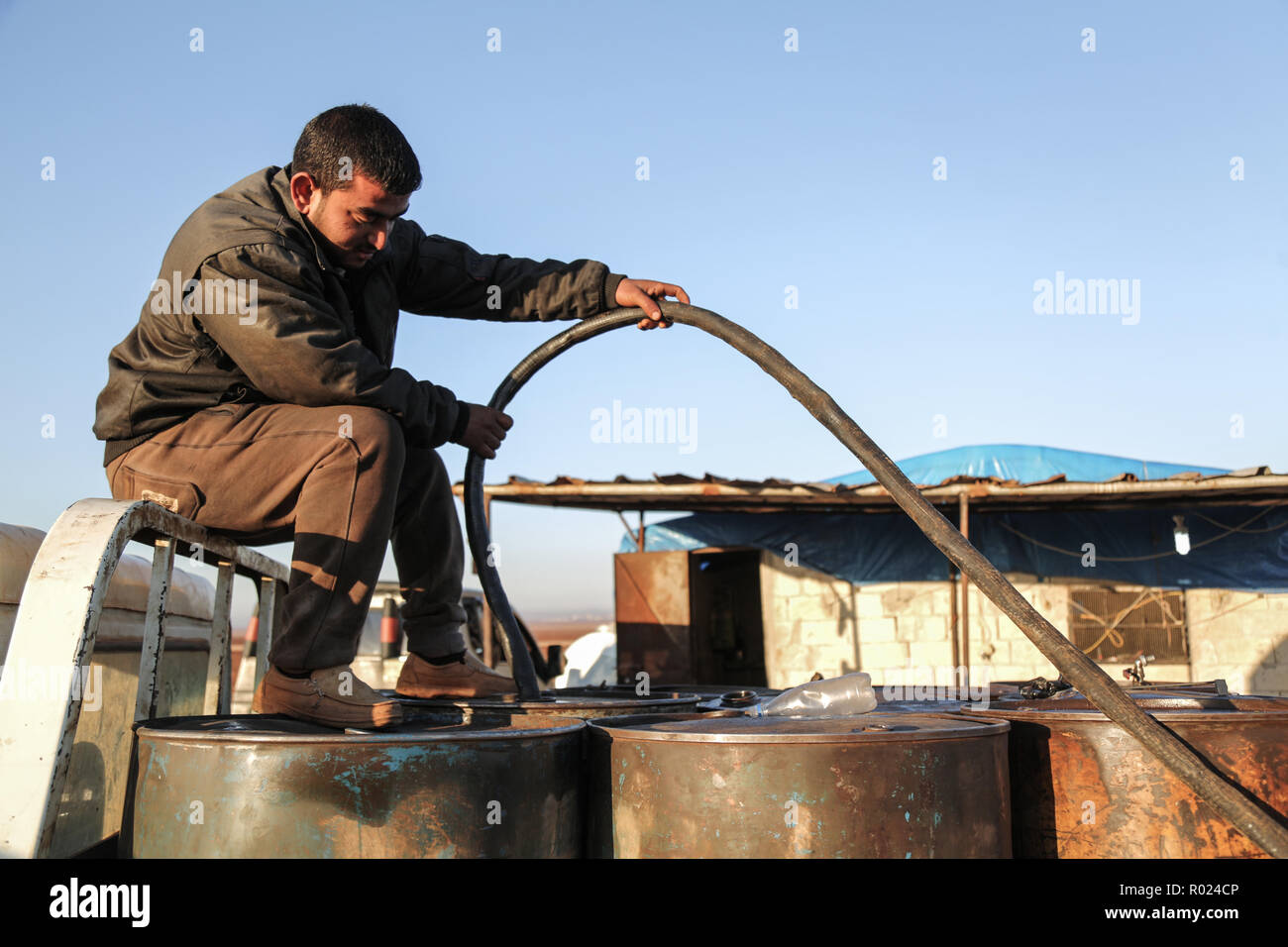 Магистральный трубопровод врезка. Кражи нефтепродуктов. Кражи нефтепродуктов. Врезка в трубопровод нефти. Врезка в нефтепровод.