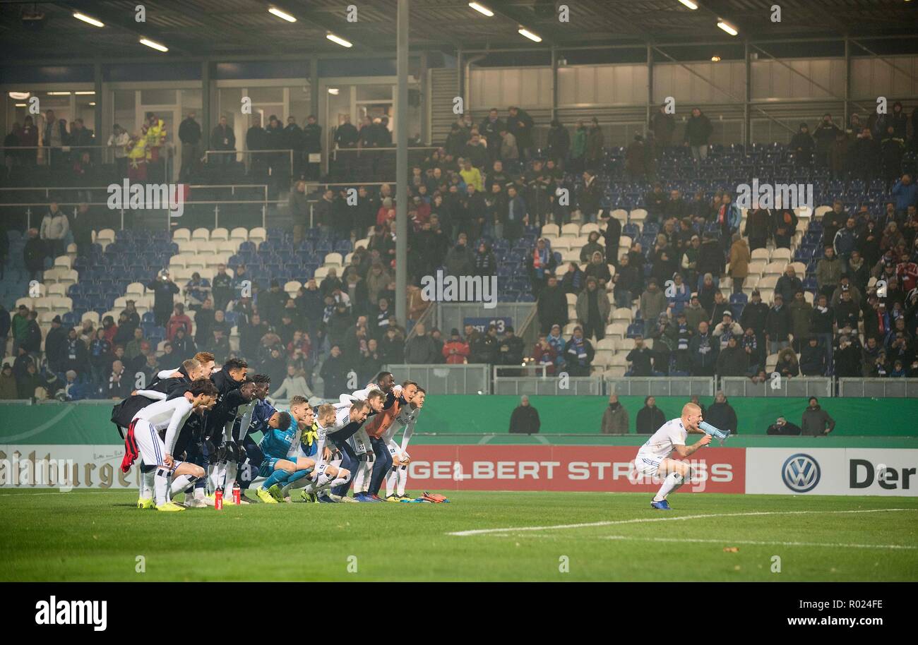 Wiesbaden, Deutschland. 30th Oct, 2018. final jubilation Team HH, the players are sitting arm in arm in front of the fans, Rick van DRONGELEN (HH) gives the leader, Football DFB Pokal, 2nd round, SV Wehen Wiesbaden (WI) - HSV Hamburg Hamburg Hamburg (HH) 0: 3, on 30.10.2018 in Wiesbaden/Germany. ## DFL regulations prohibit any use of photographs as image sequences and/or quasi-video ## | usage worldwide Credit: dpa/Alamy Live News Stock Photo