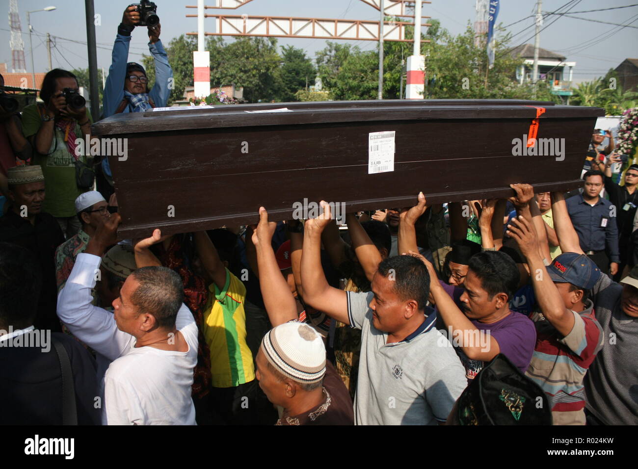 Jakarta, Tuesday. 1st Nov, 2018. Relatives carry the coffin of Jannatun Cintya Dewi, a passanger who died in the crash of Lion Air JT 610, during a funeral in Sidoarjo, East Java, Indonesia, Tuesday, Nov. 1, 2018. Credit: Kurniawan/Xinhua/Alamy Live News Stock Photo