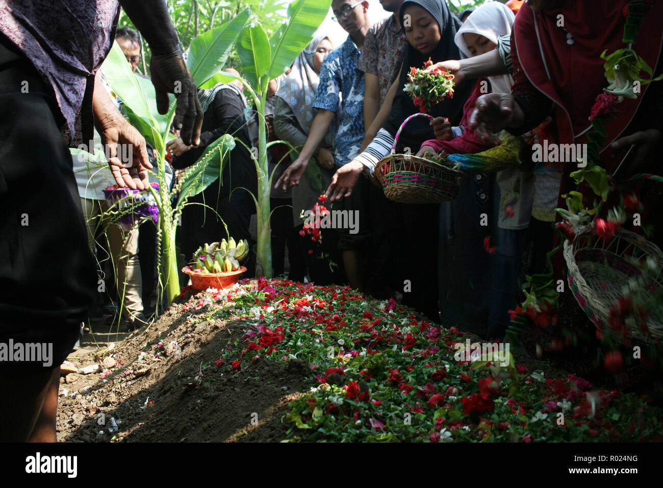 Jakarta, Tuesday. 1st Nov, 2018. Relatives put flowers to the grave of Jannatun Cintya Dewi, a passanger who died in the crash of Lion Air JT 610, during a funeral in Sidoarjo, East Java, Indonesia, Tuesday, Nov. 1, 2018. Credit: Kurniawan/Xinhua/Alamy Live News Stock Photo