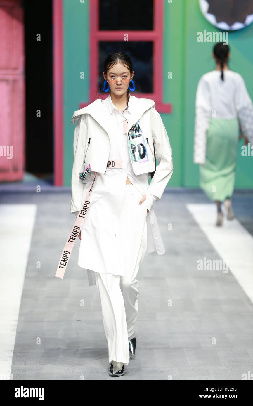 Beijing, Beijing, China. 1st Nov, 2018. Beijing, CHINA-A model presents a creation designed by Hongwei Shi during China Fashion Week Spring/Summer 2019 in Beijing, China. Credit: SIPA Asia/ZUMA Wire/Alamy Live News Stock Photo