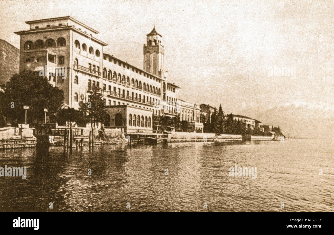 Italy Lombardia  Gardone Riviera - Postcard of Gardone Riviera with Grand Hotel Gardone in 1905 Stock Photo