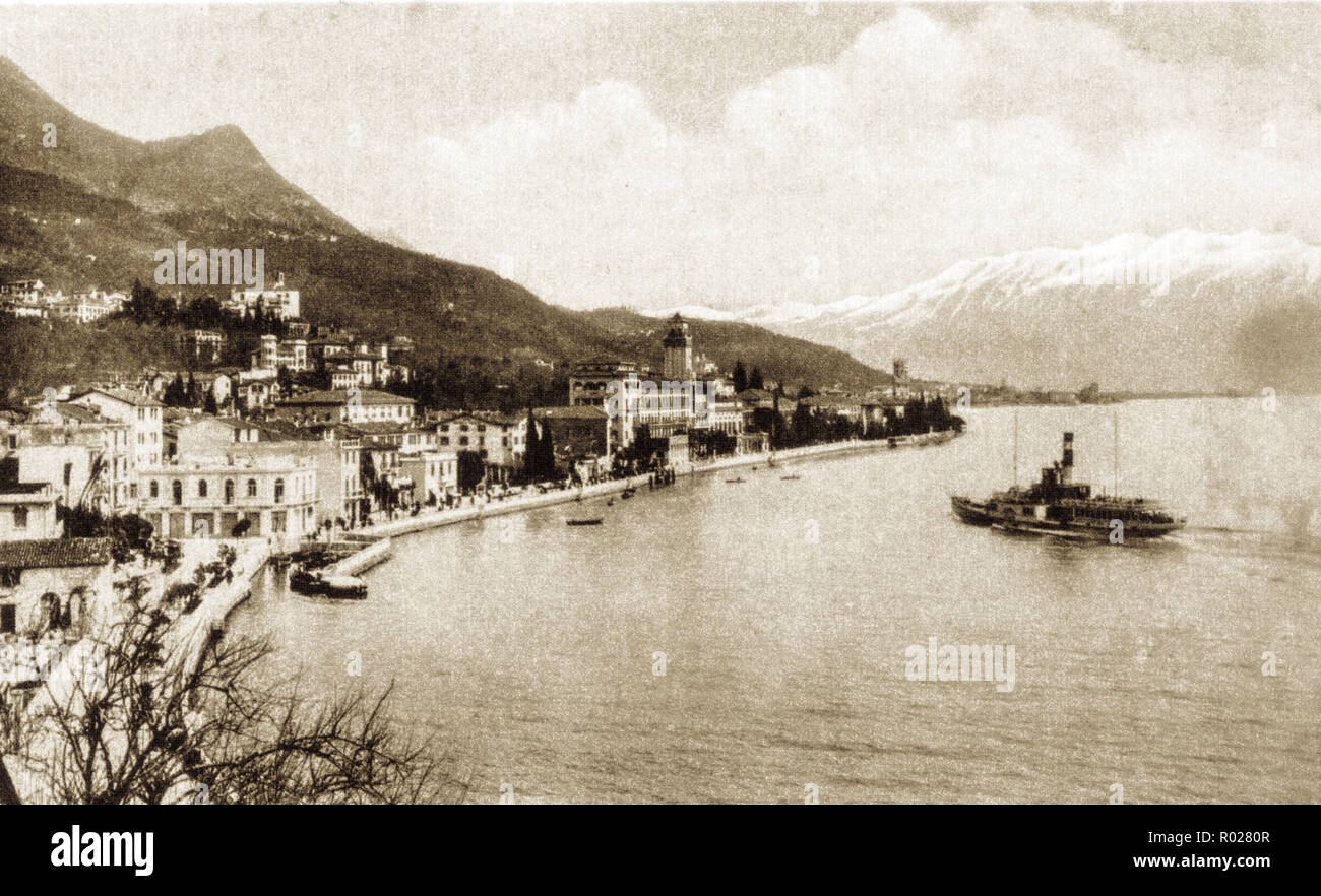 Italy Lombardia  Gardone Riviera - Postcard of Gardone Riviera with Grand Hotel Gardone in 1910 Stock Photo