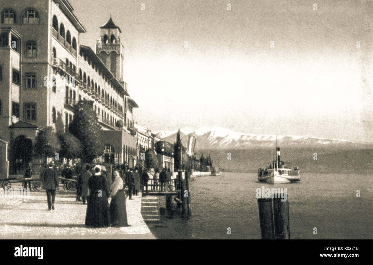 Italy Lombardia  Gardone Riviera - Postcard of Gardone Riviera with Grand Hotel Gardone in 1904 Stock Photo