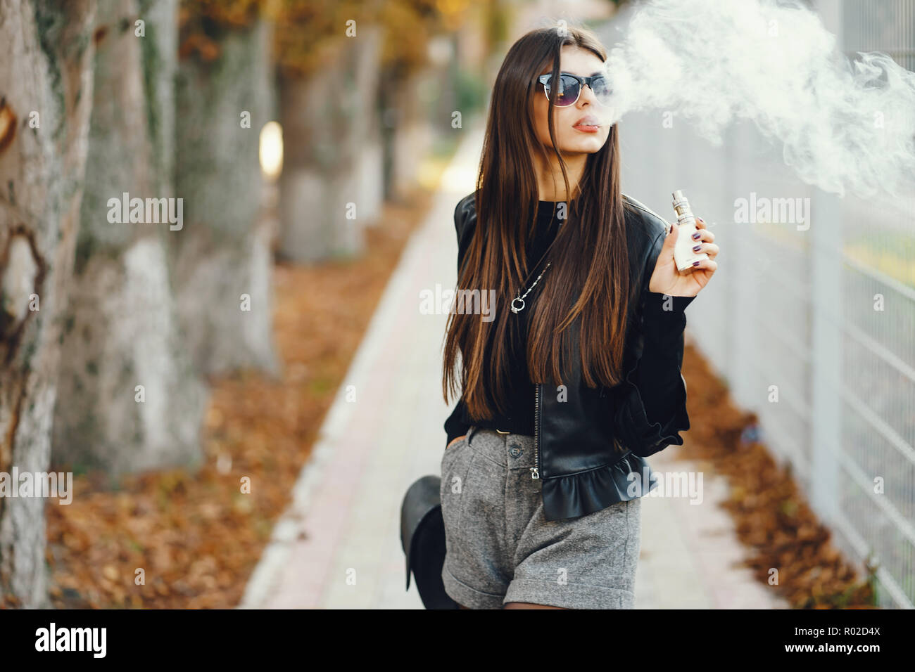 stylish girl smoking an ecigarette Stock Photo Alamy